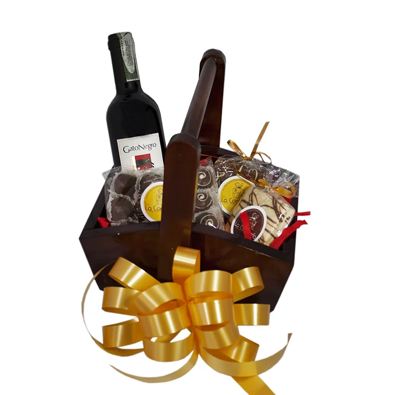 Ancheta de madera, botella de vino gato negro, trufas, alfajores y tarjeta de regalo